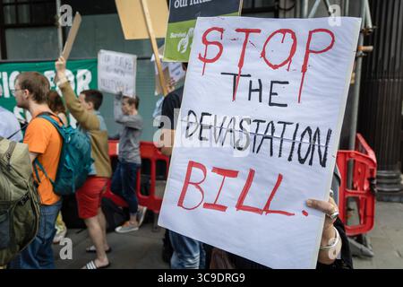 BRASILIANISCHE BOTSCHAFT, LONDON, Großbritannien – 05. August 2025: Demonstranten versammeln sich vor der brasilianischen Botschaft und rufen Präsident Lula auf, gegen das sogenannte „Verwüstungsgesetz“ zu verstoßen, das angeblich die Rechte der Indigenen bedroht, den Umweltschutz schwächt und die Entwaldung im Amazonasgebiet beschleunigt. Der von Brazil Matters organisierte Protest nutzte Lärm, Banner und symbolische Aktionen, um die Aufmerksamkeit auf die potenziellen Auswirkungen des Gesetzes auf die biologische Vielfalt, die indigenen Gemeinschaften und das globale Klima zu lenken. Stockfoto