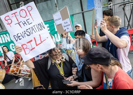 BRASILIANISCHE BOTSCHAFT, LONDON, Großbritannien – 05. August 2025: Demonstranten versammeln sich vor der brasilianischen Botschaft und rufen Präsident Lula auf, gegen das sogenannte „Verwüstungsgesetz“ zu verstoßen, das angeblich die Rechte der Indigenen bedroht, den Umweltschutz schwächt und die Entwaldung im Amazonasgebiet beschleunigt. Der von Brazil Matters organisierte Protest nutzte Lärm, Banner und symbolische Aktionen, um die Aufmerksamkeit auf die potenziellen Auswirkungen des Gesetzes auf die biologische Vielfalt, die indigenen Gemeinschaften und das globale Klima zu lenken. Stockfoto