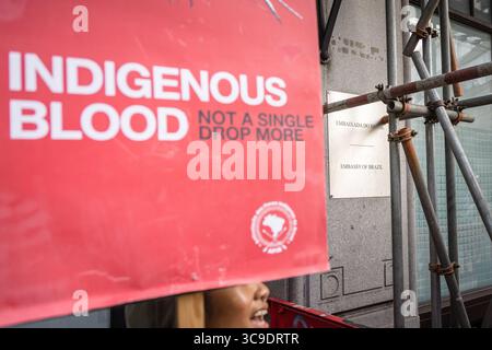 BRASILIANISCHE BOTSCHAFT, LONDON, Großbritannien – 05. August 2025: Demonstranten versammeln sich vor der brasilianischen Botschaft und rufen Präsident Lula auf, gegen das sogenannte „Verwüstungsgesetz“ zu verstoßen, das angeblich die Rechte der Indigenen bedroht, den Umweltschutz schwächt und die Entwaldung im Amazonasgebiet beschleunigt. Der von Brazil Matters organisierte Protest nutzte Lärm, Banner und symbolische Aktionen, um die Aufmerksamkeit auf die potenziellen Auswirkungen des Gesetzes auf die biologische Vielfalt, die indigenen Gemeinschaften und das globale Klima zu lenken. Stockfoto