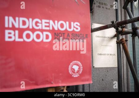 BRASILIANISCHE BOTSCHAFT, LONDON, Großbritannien – 05. August 2025: Demonstranten versammeln sich vor der brasilianischen Botschaft und rufen Präsident Lula auf, gegen das sogenannte „Verwüstungsgesetz“ zu verstoßen, das angeblich die Rechte der Indigenen bedroht, den Umweltschutz schwächt und die Entwaldung im Amazonasgebiet beschleunigt. Der von Brazil Matters organisierte Protest nutzte Lärm, Banner und symbolische Aktionen, um die Aufmerksamkeit auf die potenziellen Auswirkungen des Gesetzes auf die biologische Vielfalt, die indigenen Gemeinschaften und das globale Klima zu lenken. Stockfoto