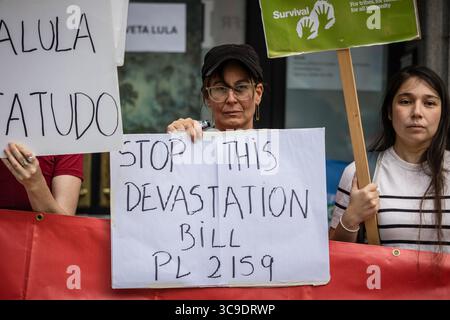 BRASILIANISCHE BOTSCHAFT, LONDON, Großbritannien – 05. August 2025: Demonstranten versammeln sich vor der brasilianischen Botschaft und rufen Präsident Lula auf, gegen das sogenannte „Verwüstungsgesetz“ zu verstoßen, das angeblich die Rechte der Indigenen bedroht, den Umweltschutz schwächt und die Entwaldung im Amazonasgebiet beschleunigt. Der von Brazil Matters organisierte Protest nutzte Lärm, Banner und symbolische Aktionen, um die Aufmerksamkeit auf die potenziellen Auswirkungen des Gesetzes auf die biologische Vielfalt, die indigenen Gemeinschaften und das globale Klima zu lenken. Stockfoto