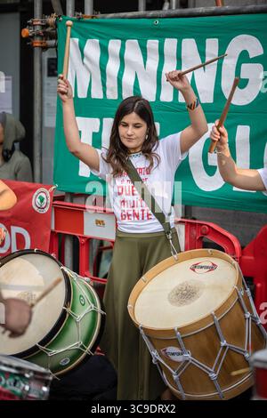 BRASILIANISCHE BOTSCHAFT, LONDON, Großbritannien – 05. August 2025: Demonstranten versammeln sich vor der brasilianischen Botschaft und rufen Präsident Lula auf, gegen das sogenannte „Verwüstungsgesetz“ zu verstoßen, das angeblich die Rechte der Indigenen bedroht, den Umweltschutz schwächt und die Entwaldung im Amazonasgebiet beschleunigt. Der von Brazil Matters organisierte Protest nutzte Lärm, Banner und symbolische Aktionen, um die Aufmerksamkeit auf die potenziellen Auswirkungen des Gesetzes auf die biologische Vielfalt, die indigenen Gemeinschaften und das globale Klima zu lenken. Stockfoto