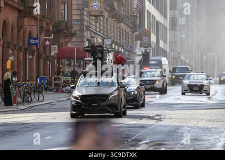 Glasgow, Schottland. August 2025. Die Dreharbeiten finden im Stadtzentrum von Glasgow für den kommenden Spider-man 4-Film statt, bei dem Szenen vor Ort gedreht werden, da die Stadt architektonische Ähnlichkeiten mit New York aufweist. Die Produktion hat große Menschenmassen angezogen, und Fans hoffen, während des Drehs einen Blick auf Tom Holland zu werfen. Quelle: Jacob Hughes/Alamy Live News Stockfoto