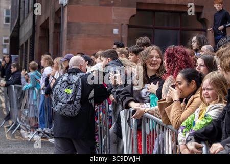 Glasgow, Schottland. August 2025. Die Dreharbeiten finden im Stadtzentrum von Glasgow für den kommenden Spider-man 4-Film statt, bei dem Szenen vor Ort gedreht werden, da die Stadt architektonische Ähnlichkeiten mit New York aufweist. Die Produktion hat große Menschenmassen angezogen, und Fans hoffen, während des Drehs einen Blick auf Tom Holland zu werfen. Quelle: Jacob Hughes/Alamy Live News Stockfoto