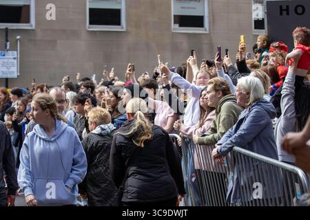 Glasgow, Schottland. August 2025. Die Dreharbeiten finden im Stadtzentrum von Glasgow für den kommenden Spider-man 4-Film statt, bei dem Szenen vor Ort gedreht werden, da die Stadt architektonische Ähnlichkeiten mit New York aufweist. Die Produktion hat große Menschenmassen angezogen, und Fans hoffen, während des Drehs einen Blick auf Tom Holland zu werfen. Quelle: Jacob Hughes/Alamy Live News Stockfoto