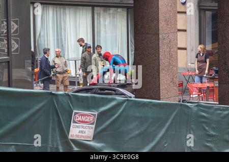 Glasgow, Schottland. August 2025. Die Dreharbeiten finden im Stadtzentrum von Glasgow für den kommenden Spider-man 4-Film statt, bei dem Szenen vor Ort gedreht werden, da die Stadt architektonische Ähnlichkeiten mit New York aufweist. Die Produktion hat große Menschenmassen angezogen, und Fans hoffen, während des Drehs einen Blick auf Tom Holland zu werfen. Quelle: Jacob Hughes/Alamy Live News Stockfoto