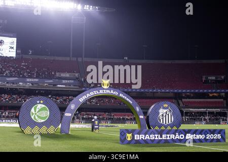 Sao Paulo, Brasilien. August 2025. SAO PAULO, BRASILIEN - VOR 04: Spiel zwischen Santos FC und EC Juventude im Morumbis Stadium am 4. August 2025 in Sao Paulo, Brasilien. (Foto: Wanderson Oliveira/PxImages) Credit: PX Images/Alamy Live News Stockfoto