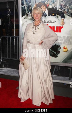 Helen Mirren nimmt an der Premiere von Warner Bros. Teil Pictures 'Arthur' im Ziegfeld Theatre in New York City am 5. April 2011. Foto: Henry McGee/MediaPunch Stockfoto