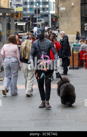Glasgow, Schottland. August 2025. Die Dreharbeiten finden im Stadtzentrum von Glasgow für den kommenden Spider-man 4-Film statt, bei dem Szenen vor Ort gedreht werden, da die Stadt architektonische Ähnlichkeiten mit New York aufweist. Die Produktion hat große Menschenmassen angezogen, und Fans hoffen, während des Drehs einen Blick auf Tom Holland zu werfen. Quelle: Jacob Hughes/Alamy Live News Stockfoto