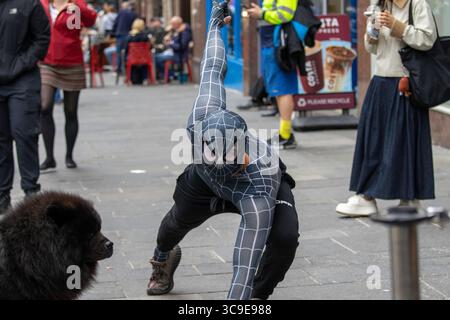 Glasgow, Schottland. August 2025. Die Dreharbeiten finden im Stadtzentrum von Glasgow für den kommenden Spider-man 4-Film statt, bei dem Szenen vor Ort gedreht werden, da die Stadt architektonische Ähnlichkeiten mit New York aufweist. Die Produktion hat große Menschenmassen angezogen, und Fans hoffen, während des Drehs einen Blick auf Tom Holland zu werfen. Quelle: Jacob Hughes/Alamy Live News Stockfoto
