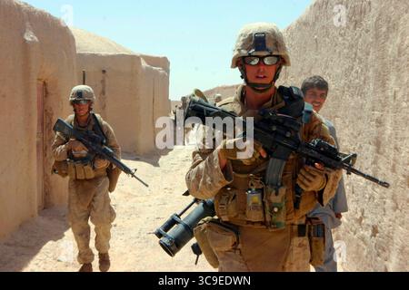 BEZIRK BALA BALUK, PROVINZ FARAH, AFGHANISTAN - 25. Juli 2008 - US Marine Corps Lance CPL. Jesse Lopez (links) und Lance CPL. Brian Perez (rechts) CON Stockfoto