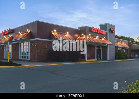 New Hartford, NY - 24. Juli 2025: Red Lobster ist eine amerikanische Restaurantkette mit ungezwungenem Ambiente, die sich auf das Red Lobster Restaurant spezialisiert hat Stockfoto