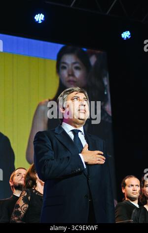 16. Oktober 2022: Vichy, Auvergne Rhone Alpes, Frankreich: VADYM OMELCHENKO während der ukrainischen Nationalhymne. VADYM OMELCHENKO, Botschafter der Ukraine in Frankreich, hält eine Rede auf dem Kongress der Regionen in Vichy. (Kreditbild: © Adrien Fillon/ZUMA Press Wire) Stockfoto