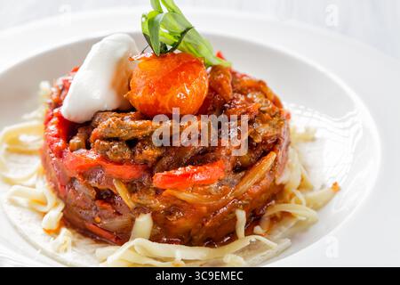 Mexikanisches Essen - Rindfleisch Fajitas mit Paprika und Pasta auf weißem Teller aus nächster Nähe. Stockfoto