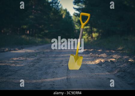 Schaufel auf unbefestigtem Weg im Wald Stockfoto