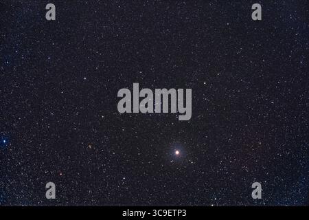 25. September 2022, Alberta, Kanada: Der karge Sternhaufen IC 4665 in Ophiuchus über dem gelben Stern Cebalrai oder Beta Ophiuchi. Dies ist ein großer Cluster, der sich am besten für die Beobachtung mit einem Fernglas eignet. ..Dies ist ein Stapel von 4 x 5-minütigen Belichtungen mit dem Canon Ra bei ISO 800 auf dem SharpStar 61EDPH II Refraktor, auf der Star Adventurer GTI-Halterung, Autoführung mit dem ZWO ASIAir. Von zu Hause am 25. September 2022. (Kreditbild: © Alan Dyer/VW Pics via ZUMA Press Wire) Stockfoto