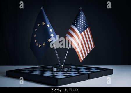 Flaggen der Vereinigten Staaten und der Europäischen Union auf dem Schachbrett Stockfoto