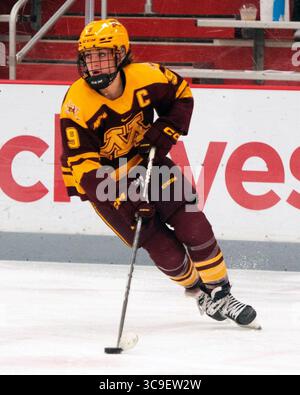 29. Oktober 2022: Taylor Heise (9), Stürmer der Minnesota Golden Gophers, trägt den Puck gegen die Ohio State Buckeyes in Columbus, Ohio. Brent Clark/CSM (Bild: © Brent Clark/CSM via ZUMA Press Wire) Stockfoto