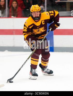 29. Oktober 2022: Minnesota Golden Gophers Stürmer Grace Zumwinkle (12) spielt in ihrem Spiel in Columbus (Ohio) gegen die Ohio State Buckeyes. Brent Clark/CSM (Bild: © Brent Clark/CSM via ZUMA Press Wire) Stockfoto