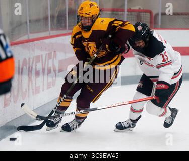 29. Oktober 2022: Emily Zumwinkle (10) gewinnt den Puck gegen Gabby Rosenthal (15) der Minnesota Golden Gophers in Columbus, Ohio. Brent Clark/CSM (Bild: © Brent Clark/CSM via ZUMA Press Wire) Stockfoto