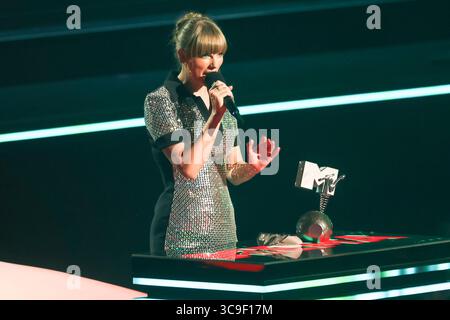13. November 2022, Venedig, Italien: Taylor Swift nimmt den Preis „Best Video“ bei den MTV EMAS, Europe Music Awards 2022 im PSD Bank Dome in Düsseldorf am 13. November 2022 entgegen. Foto: Alec Michael (Kreditbild: © Alec Michael via ZUMA Press) Stockfoto