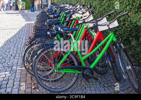 Eine Reihe farbenfroher Fahrräder, die im Stadtzentrum von München geparkt sind. Stockfoto