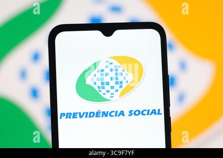 In dieser Fotoabbildung wird das Previdência Social (INSS) Logo auf einem Smartphone-Bildschirm angezeigt. Stockfoto