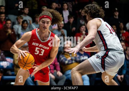 November 30 2022 Moraga, CA U.S.A. New Mexico Stürmer Josiah Allick (53) geht während des NCAA Men's Basketball Spiels zwischen New Mexico Lobos und den Saint Mary's Gaels in den Korb. New Mexico besiegt Saint Maryâ 69-65 im University Credit Union Pavilion Moraga Calif Thurman James/CSM (Foto: © Thurman James/CSM via ZUMA Press Wire) Stockfoto