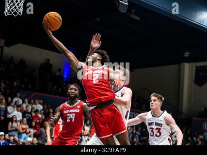 November 30 2022 Moraga, CA USA, New Mexico Garant Donovan Dent (2) fährt während des NCAA Männer Basketballspiels zwischen New Mexico Lobos und den Saint Mary's Gaels zum Basketball. New Mexico besiegt Saint Maryâ 69-65 im University Credit Union Pavilion Moraga Calif Thurman James/CSM (Foto: © Thurman James/CSM via ZUMA Press Wire) Stockfoto