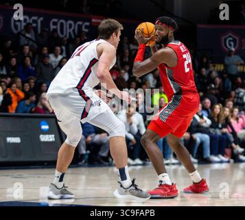 November 30 2022 Moraga, CA USA New Mexico Stürmer Morris Udeze (24) will den Ball während des NCAA Männer Basketball Spiels zwischen New Mexico Lobos und den Saint Mary's Gaels passieren. New Mexico besiegt Saint Maryâ 69-65 im University Credit Union Pavilion Moraga Calif Thurman James/CSM (Foto: © Thurman James/CSM via ZUMA Press Wire) Stockfoto