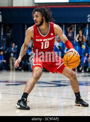 November 30 2022 Moraga, CA U.S.A. New Mexico Garant Jaelen House (10) will den Ball während des NCAA Männer Basketballspiels zwischen New Mexico Lobos und den Saint Mary's Gaels passieren. New Mexico besiegt Saint Maryâ 69-65 im University Credit Union Pavilion Moraga Calif Thurman James/CSM (Foto: © Thurman James/CSM via ZUMA Press Wire) Stockfoto