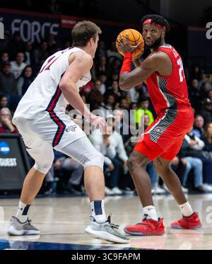 November 30 2022 Moraga, CA USA New Mexico Stürmer Morris Udeze (24) will den Ball während des NCAA Männer Basketball Spiels zwischen New Mexico Lobos und den Saint Mary's Gaels passieren. New Mexico besiegt Saint Maryâ 69-65 im University Credit Union Pavilion Moraga Calif Thurman James/CSM (Foto: © Thurman James/CSM via ZUMA Press Wire) Stockfoto
