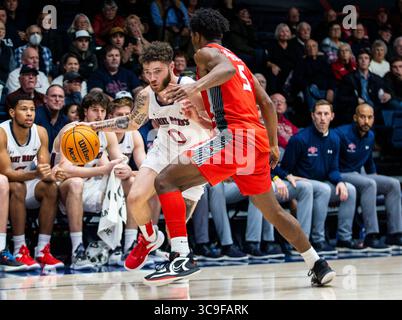 November 30 2022 Moraga, CA U.S.A. St. Mary's Guard Logan Johnson (0) geht während des NCAA Men's Basketball Spiels zwischen New Mexico Lobos und den Saint Mary's Gaels zum Basketball. New Mexico besiegt Saint Maryâ 69-65 im University Credit Union Pavilion Moraga Calif Thurman James/CSM (Foto: © Thurman James/CSM via ZUMA Press Wire) Stockfoto