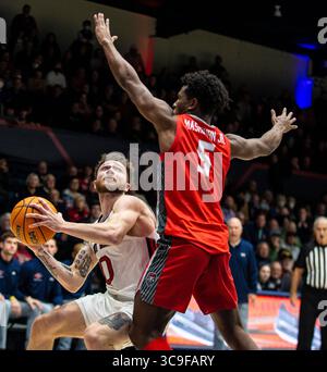 November 30 2022 Moraga, CA U.S.A. St. Mary's Guard Logan Johnson (0) geht während des NCAA Men's Basketball Spiels zwischen New Mexico Lobos und den Saint Mary's Gaels zum Basketball. New Mexico besiegt Saint Maryâ 69-65 im University Credit Union Pavilion Moraga Calif Thurman James/CSM (Foto: © Thurman James/CSM via ZUMA Press Wire) Stockfoto