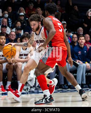 November 30 2022 Moraga, CA U.S.A. St. Mary's Guard Logan Johnson (0) geht während des NCAA Men's Basketball Spiels zwischen New Mexico Lobos und den Saint Mary's Gaels zum Basketball. New Mexico besiegt Saint Maryâ 69-65 im University Credit Union Pavilion Moraga Calif Thurman James/CSM (Foto: © Thurman James/CSM via ZUMA Press Wire) Stockfoto