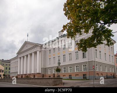 Tagsüber Blick auf das Hauptgebäude der Universität von Tartu, Estland, ein neoklassizistisches Wahrzeichen im historischen Stadtzentrum Stockfoto