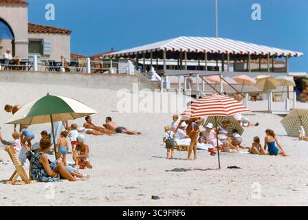 Southampton, New York, USA: Strandszene, Southampton, New York, USA, Toni Frissell Collection, August 1955 (Credit Image: © Circa Images/Glasshouse via ZUMA Press Wire) Stockfoto