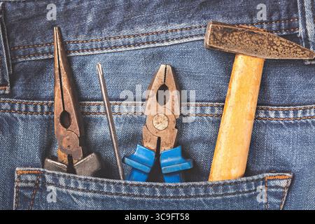 Arbeitsgeräte in der Jeanstasche. Nahaufnahme. Stockfoto