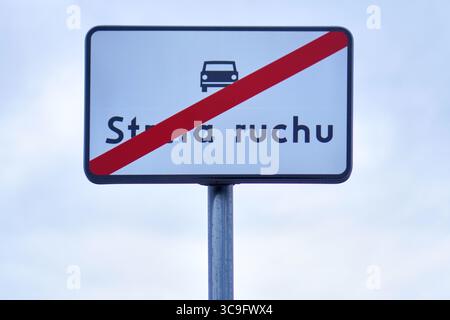 Weißes Verkehrsschild mit rotem diagonalem Streifen mit der Aufschrift „Strefa ruchu“, das das Ende der Verkehrszone anzeigt. Stockfoto