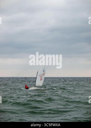 Jugendsegelwettbewerb auf der Ostsee mit Optimist-Jollen unter bewölktem Himmel Stockfoto