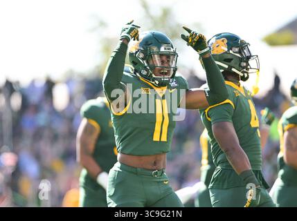 22. Oktober 2022: Baylor Bears Cornerback Lorando Johnson (11) und Baylor Bears Safety Christian Morgan (4) feiern im McLane Stadium in Waco, Texas, einen Umsatz während der 1. Hälfte des NCAA Football-Spiels zwischen den Kansas Jayhawks und Baylor Bears. Matthew Lynch/CSM (Foto: © Matthew Lynch/CSM via ZUMA Press Wire) Stockfoto