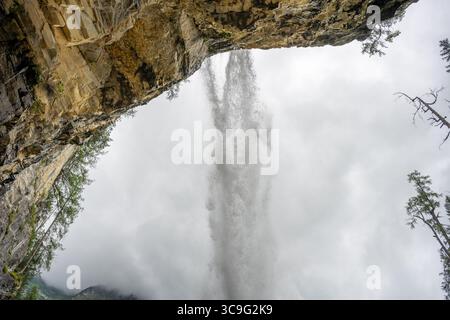 Das Wasser stürzt kraftvoll hinunter vom Johannes Waterfall, umgeben von zerklüfteten Klippen und üppigem Grün. Der aufsteigende Nebel schafft eine faszinierende Atmosphäre, die Besucher dazu anzieht, seine Schönheit zu bewundern. Stockfoto