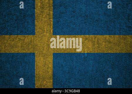 Schwedische Flagge auf einer strukturierten, unebenen Wand, patriotisches Foto Stockfoto
