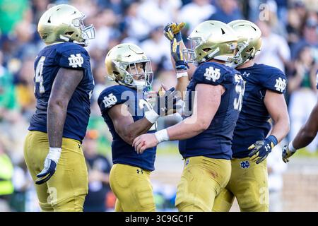 22. Oktober 2022: Notre Dame Running Back Chris Tyree (25) feiert den Touchdown mit seinen Teamkollegen während der NCAA-Football-Action zwischen den UNLV-Rebellen und den Notre Dame Fighting Irish im Notre Dame Stadium in South Bend, Indiana. Notre Dame besiegte die UNLV mit 44:21. John Mersits/CSM. (Kreditbild: © John Mersits/CSM via ZUMA Press Wire) Stockfoto