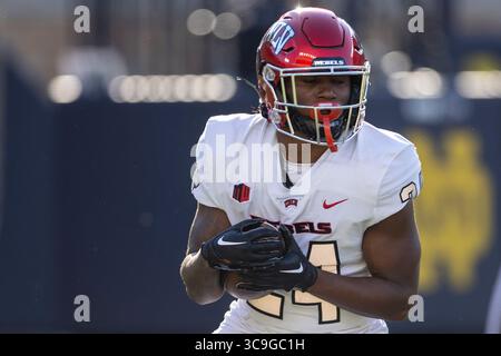 22. Oktober 2022: UNLV läuft Sammy Green (24) während der NCAA-Fußballspiele zwischen den UNLV-Rebellen und den Notre Dame Fighting Irish im Notre Dame Stadium in South Bend, Indiana. Notre Dame besiegte die UNLV mit 44:21. John Mersits/CSM. (Kreditbild: © John Mersits/CSM via ZUMA Press Wire) Stockfoto