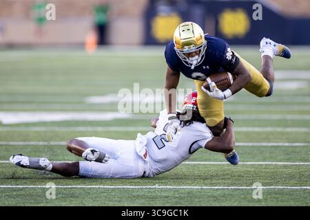 22. Oktober 2022: Notre Dame Running Back Logan Diggs (3) läuft mit dem Ball, als UNLV Defensive Back Nohl Williams (2) während der NCAA-Fußballspiele zwischen den UNLV-Rebellen und den Notre Dame Fighting Irish im Notre Dame Stadium in South Bend, Indiana, verfolgt. Notre Dame besiegte die UNLV mit 44:21. John Mersits/CSM. (Kreditbild: © John Mersits/CSM via ZUMA Press Wire) Stockfoto