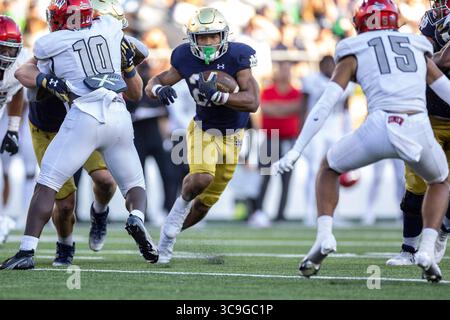 22. Oktober 2022: Notre Dame Running Back Chris Tyree (25) läuft mit dem Ball während der NCAA-Football-Action zwischen den UNLV-Rebellen und den Notre Dame Fighting Irish im Notre Dame Stadium in South Bend, Indiana. Notre Dame besiegte die UNLV mit 44:21. John Mersits/CSM. (Kreditbild: © John Mersits/CSM via ZUMA Press Wire) Stockfoto