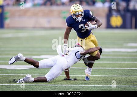 22. Oktober 2022: Notre Dame Running Back Logan Diggs (3) läuft mit dem Ball, als UNLV Defensive Back Nohl Williams (2) während der NCAA-Fußballspiele zwischen den UNLV-Rebellen und den Notre Dame Fighting Irish im Notre Dame Stadium in South Bend, Indiana, verfolgt. Notre Dame besiegte die UNLV mit 44:21. John Mersits/CSM. (Kreditbild: © John Mersits/CSM via ZUMA Press Wire) Stockfoto