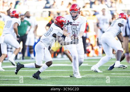 22. Oktober 2022: UNLV Quarterback Harrison Bailey (5) übergibt den Ball an UNLV Running Back Courtney Reese (26) während der NCAA-Fußballspiele zwischen den UNLV-Rebellen und den Notre Dame Fighting Irish im Notre Dame Stadium in South Bend, Indiana. Notre Dame besiegte die UNLV mit 44:21. John Mersits/CSM. (Kreditbild: © John Mersits/CSM via ZUMA Press Wire) Stockfoto