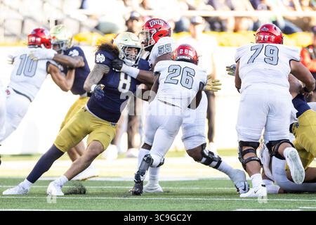 22. Oktober 2022: Notre-Dame-Linebacker Marist Liufau (8) macht das Spiel im Notre-Dame-Stadion in South Bend (Indiana) mit Courtney Reese (26), während der NCAA-Football-Action zwischen den UNLV-Rebellen und den Notre Dame Fighting Irish im Notre-Dame-Stadion. Notre Dame besiegte die UNLV mit 44:21. John Mersits/CSM. (Kreditbild: © John Mersits/CSM via ZUMA Press Wire) Stockfoto
